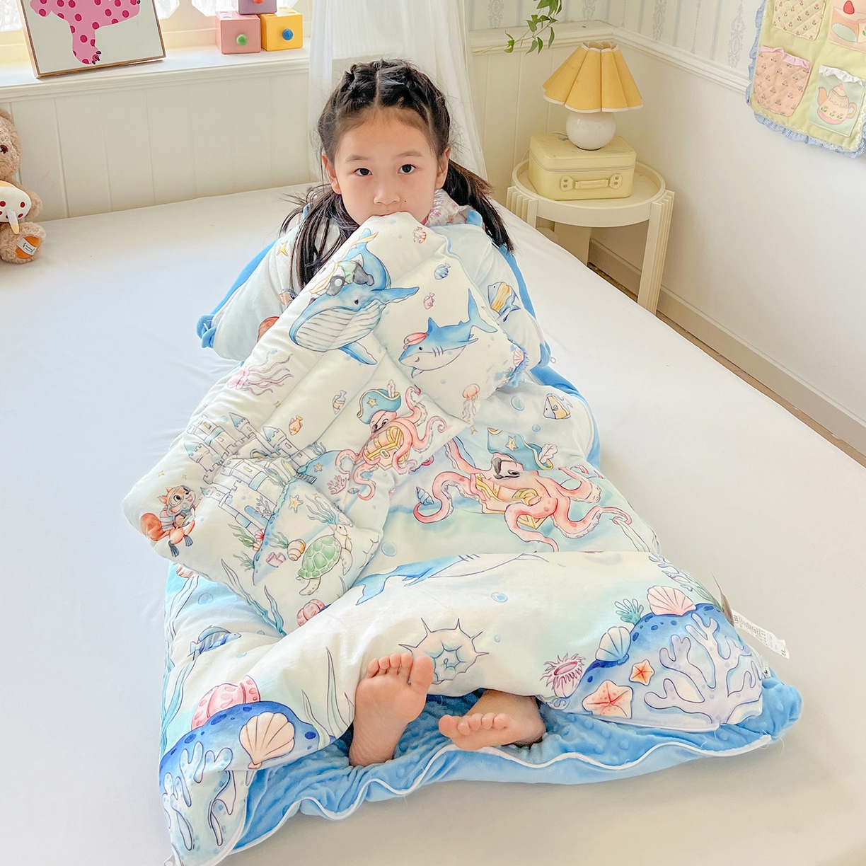 91家纺网 家纺一手货源 找家纺 沁童儿童用品店 2025新款小环抱MAX防踢被儿童被被子被芯 海底