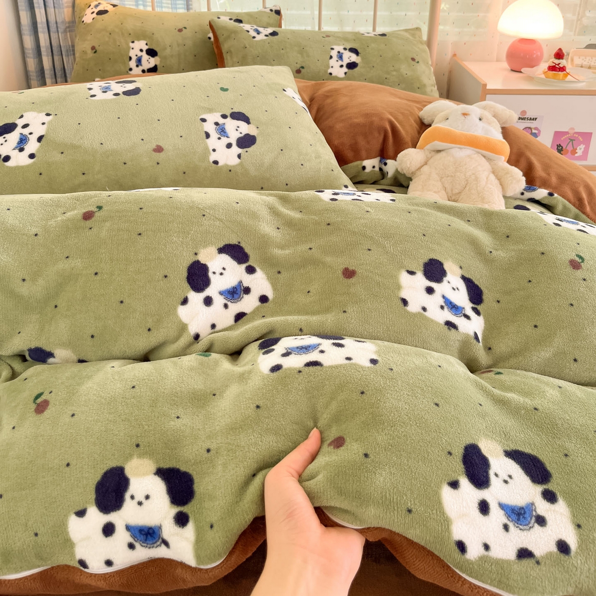 91家纺网 家纺一手货源 找家纺 贝扬思家纺 2025新款软fufu加厚保暖可爱系牛奶绒宿舍床套件系列（小红书推荐）（提供买家秀） 抹茶绿狗
