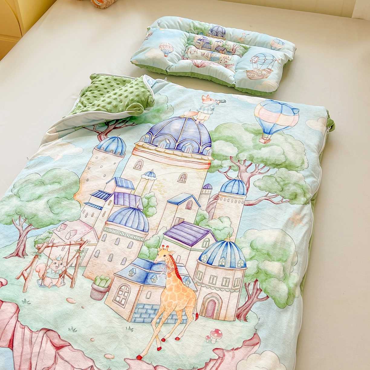 91家纺网 家纺一手货源 找家纺 沁童儿童用品店 2025新款小环抱MAX防踢被儿童被被子被芯 空中城堡