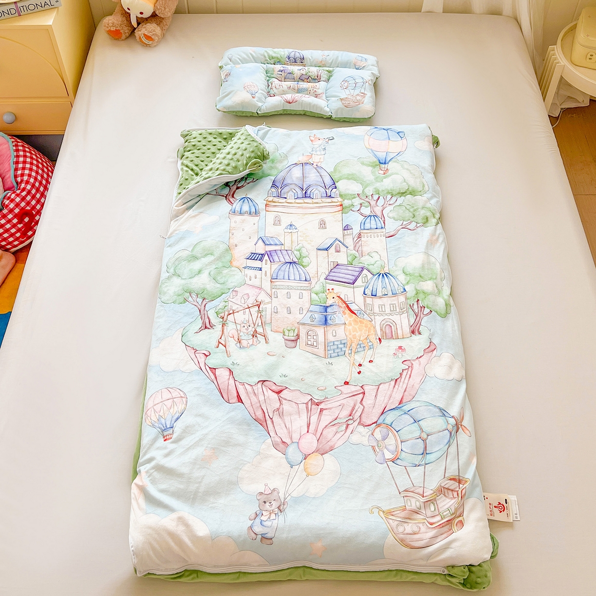 91家纺网 家纺一手货源 找家纺 沁童儿童用品店 2025新款小环抱MAX防踢被儿童被被子被芯 空中城堡