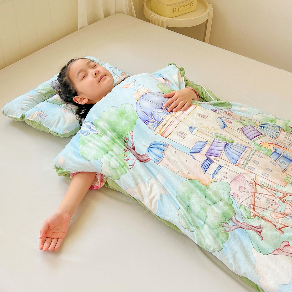 91家纺网 家纺一手货源 找家纺 沁童儿童用品店 2025新款小环抱MAX防踢被儿童被被子被芯 空中城堡