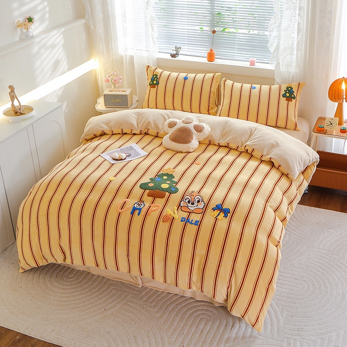 91家纺网 家纺一手货源 找家纺 美洲琳 2025新款卡通牛奶绒高克重四件套 奇奇的礼物-米杏