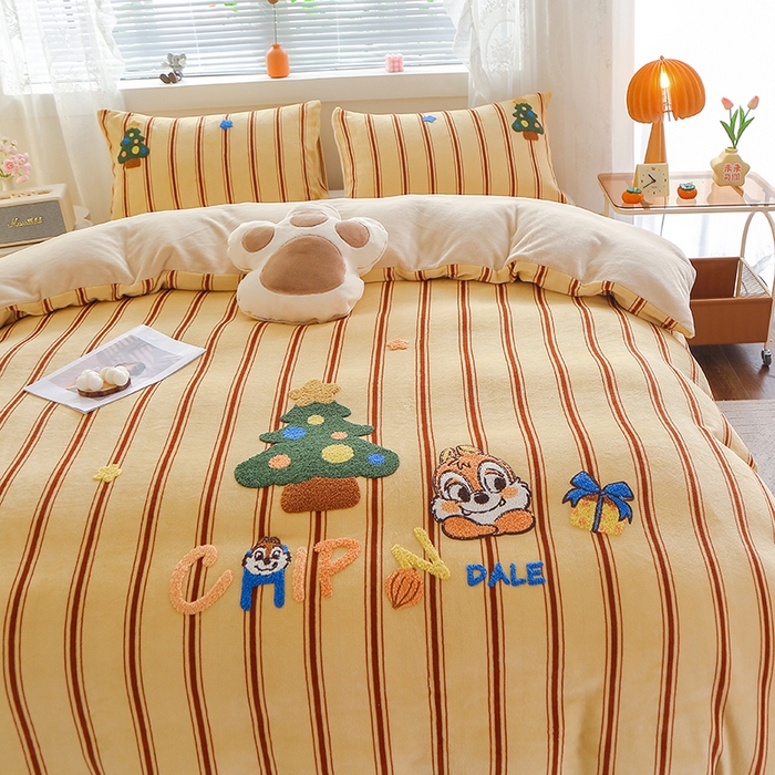 91家纺网 家纺一手货源 找家纺 美洲琳 2025新款卡通牛奶绒高克重四件套 奇奇的礼物-米杏