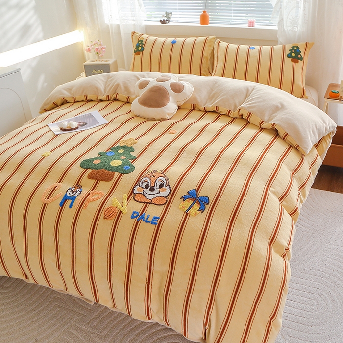 91家纺网 家纺一手货源 找家纺 美洲琳 2025新款卡通牛奶绒高克重四件套 奇奇的礼物-米杏