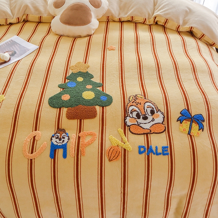 91家纺网 家纺一手货源 找家纺 美洲琳 2025新款卡通牛奶绒高克重四件套 奇奇的礼物-米杏