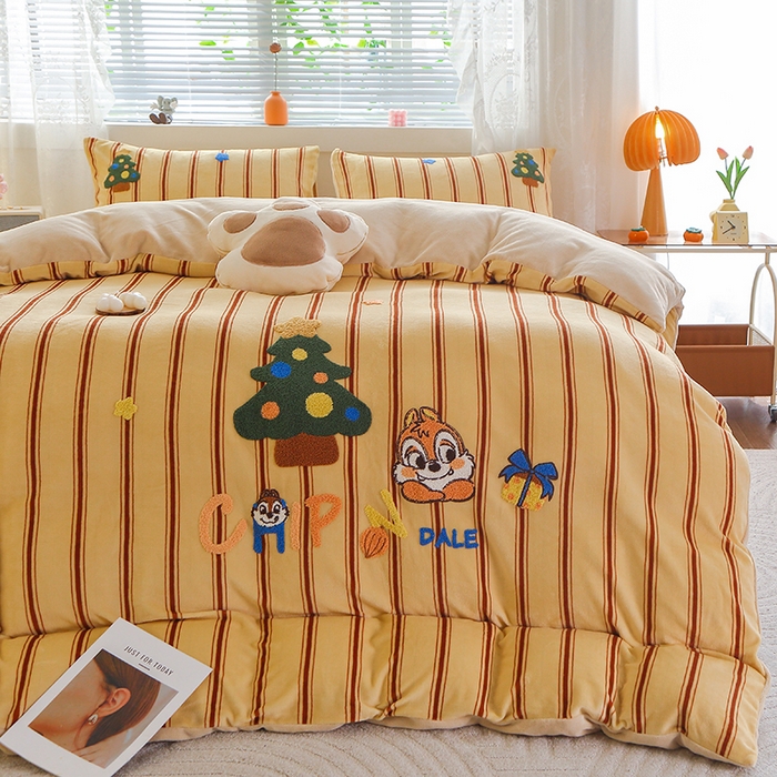 91家纺网 家纺一手货源 找家纺 美洲琳 2025新款卡通牛奶绒高克重四件套 奇奇的礼物-米杏