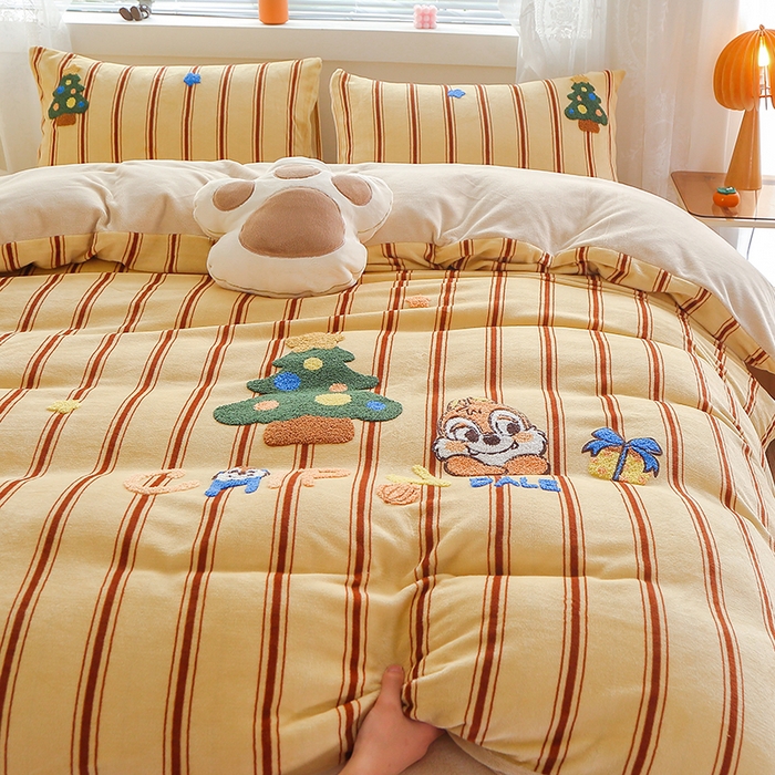 91家纺网 家纺一手货源 找家纺 美洲琳 2025新款卡通牛奶绒高克重四件套 奇奇的礼物-米杏