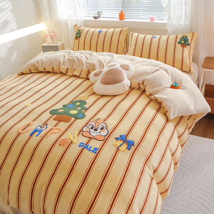 91家纺网 家纺一手货源 找家纺 美洲琳 2025新款卡通牛奶绒高克重四件套 奇奇的礼物-米杏