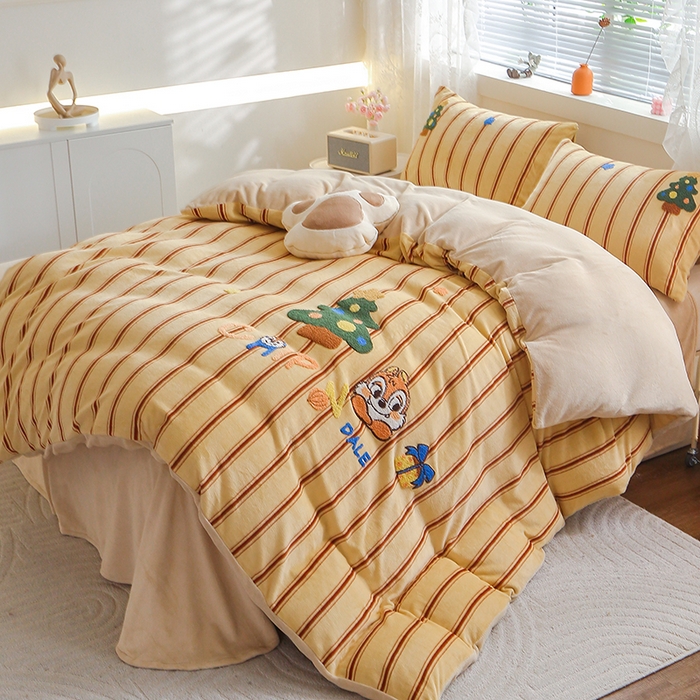 91家纺网 家纺一手货源 找家纺 美洲琳 2025新款卡通牛奶绒高克重四件套 奇奇的礼物-米杏