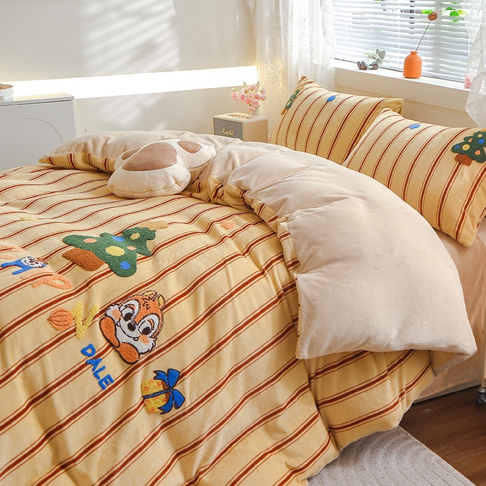 91家纺网 家纺一手货源 找家纺 美洲琳 2025新款卡通牛奶绒高克重四件套 奇奇的礼物-米杏