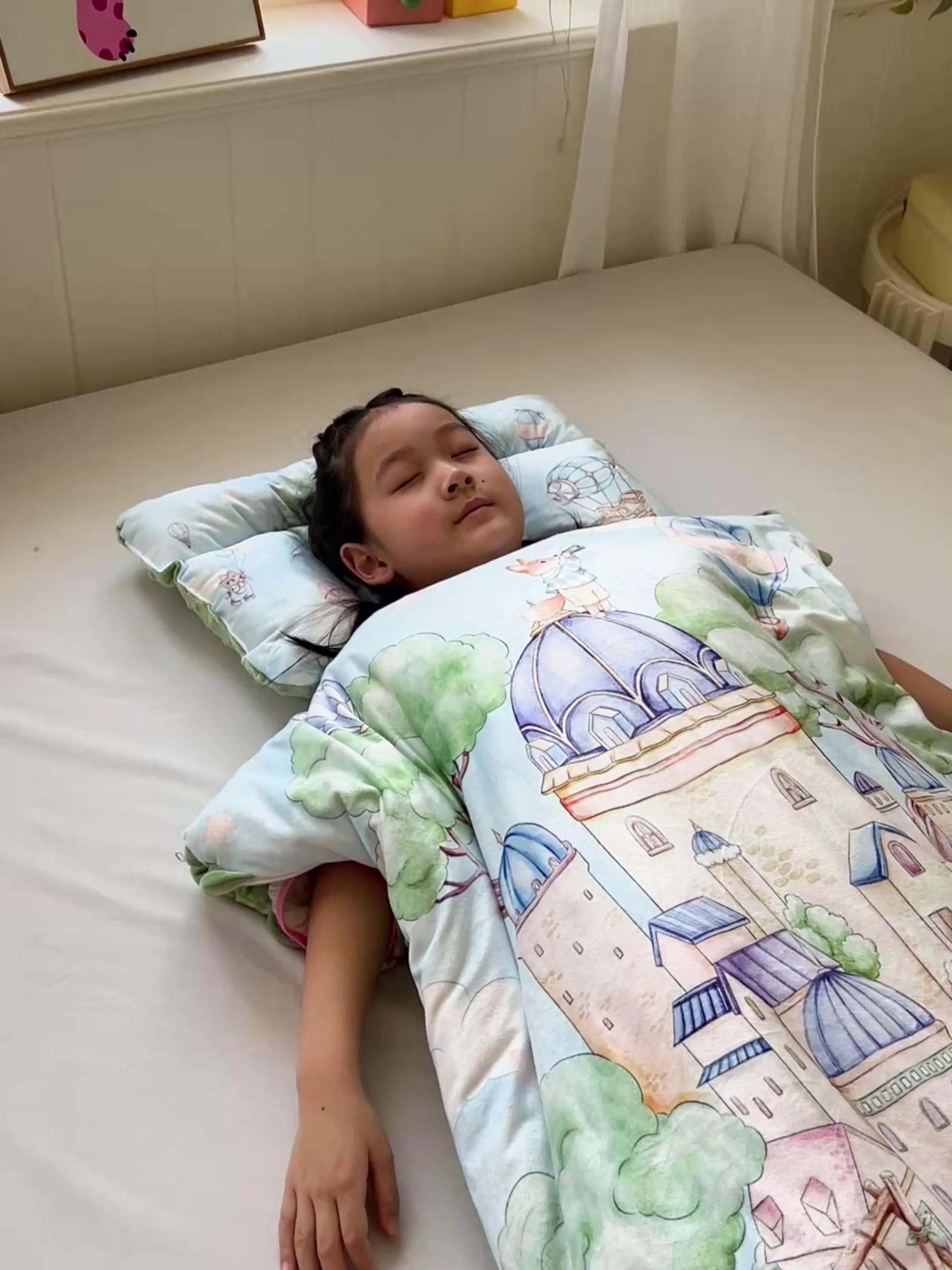 91家纺网 家纺一手货源 找家纺 沁童儿童用品店 2025新款小环抱MAX防踢被儿童被被子被芯 空中城堡