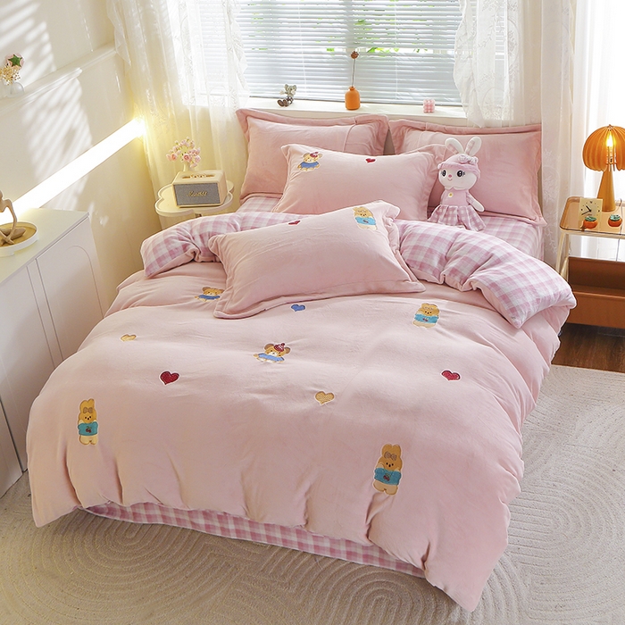 91家纺网 家纺一手货源 找家纺 美洲琳 2025新款卡通牛奶绒高克重四件套 小困熊-粉