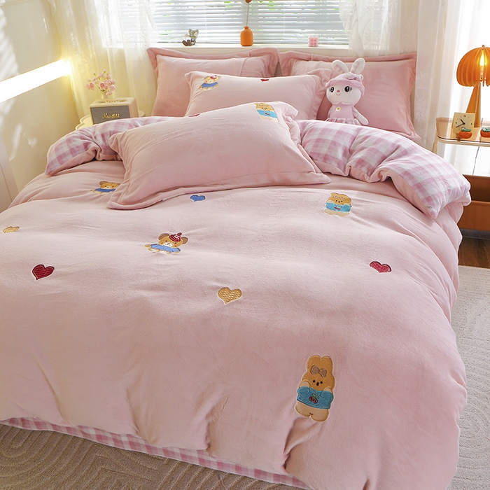 91家纺网 家纺一手货源 找家纺 美洲琳 2025新款卡通牛奶绒高克重四件套 小困熊-粉