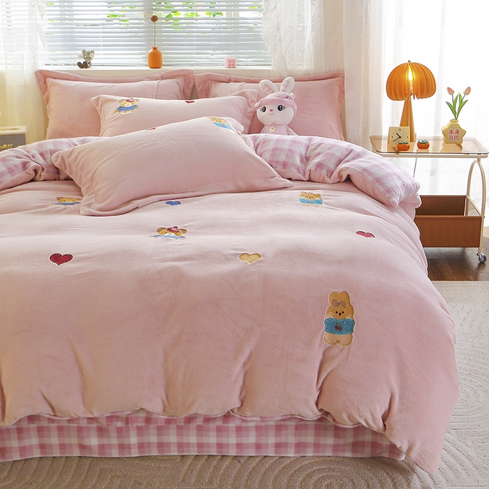 91家纺网 家纺一手货源 找家纺 美洲琳 2025新款卡通牛奶绒高克重四件套 小困熊-粉