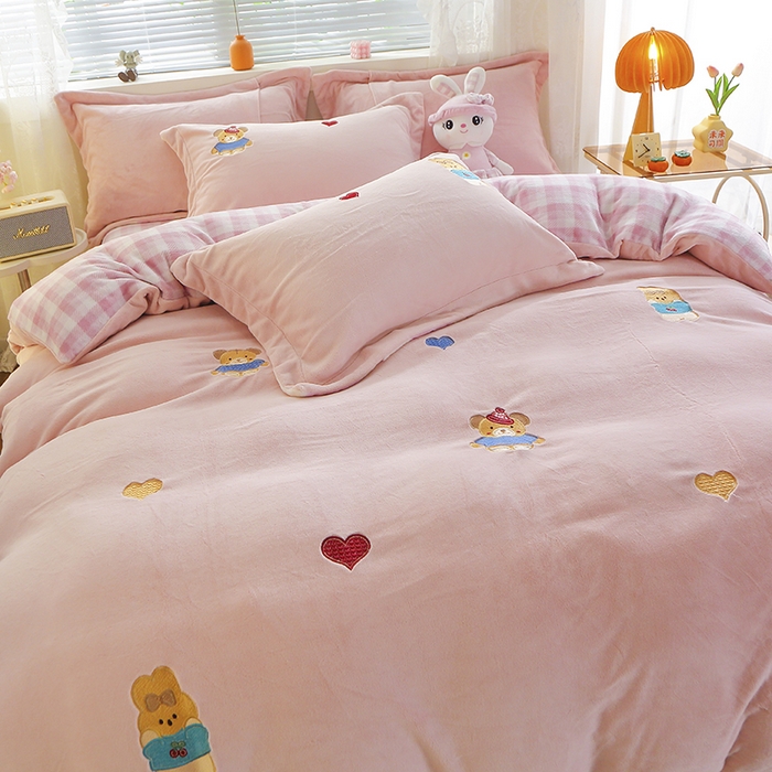 91家纺网 家纺一手货源 找家纺 美洲琳 2025新款卡通牛奶绒高克重四件套 小困熊-粉