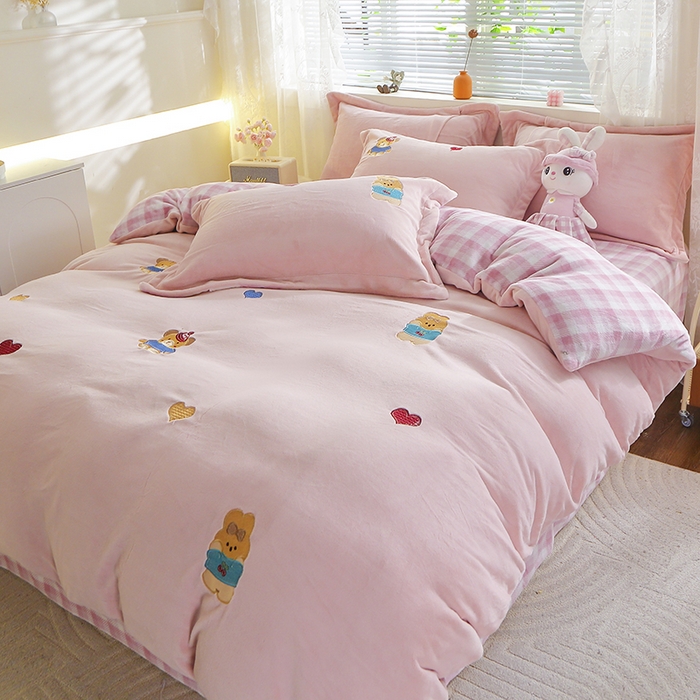 91家纺网 家纺一手货源 找家纺 美洲琳 2025新款卡通牛奶绒高克重四件套 小困熊-粉