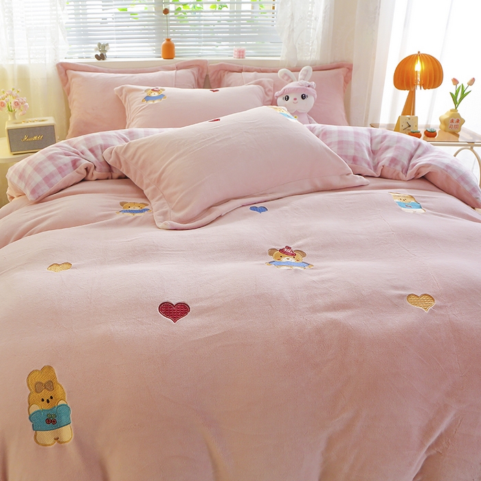 91家纺网 家纺一手货源 找家纺 美洲琳 2025新款卡通牛奶绒高克重四件套 小困熊-粉