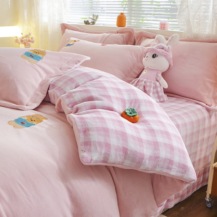 91家纺网 家纺一手货源 找家纺 美洲琳 2025新款卡通牛奶绒高克重四件套 小困熊-粉