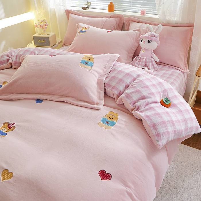 91家纺网 家纺一手货源 找家纺 美洲琳 2025新款卡通牛奶绒高克重四件套 小困熊-粉