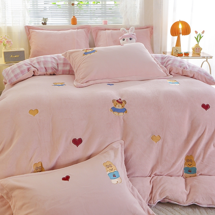 91家纺网 家纺一手货源 找家纺 美洲琳 2025新款卡通牛奶绒高克重四件套 小困熊-粉