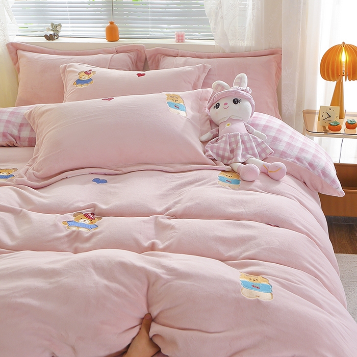 91家纺网 家纺一手货源 找家纺 美洲琳 2025新款卡通牛奶绒高克重四件套 小困熊-粉