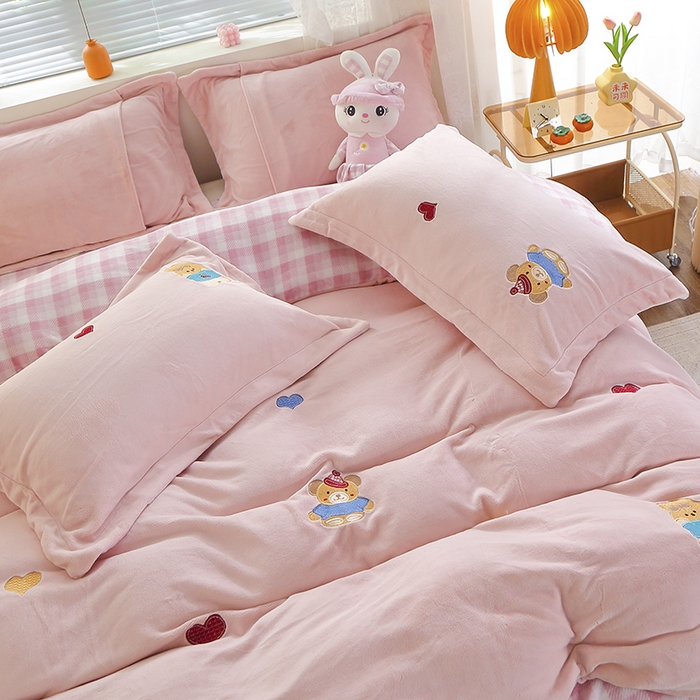 91家纺网 家纺一手货源 找家纺 美洲琳 2025新款卡通牛奶绒高克重四件套 小困熊-粉