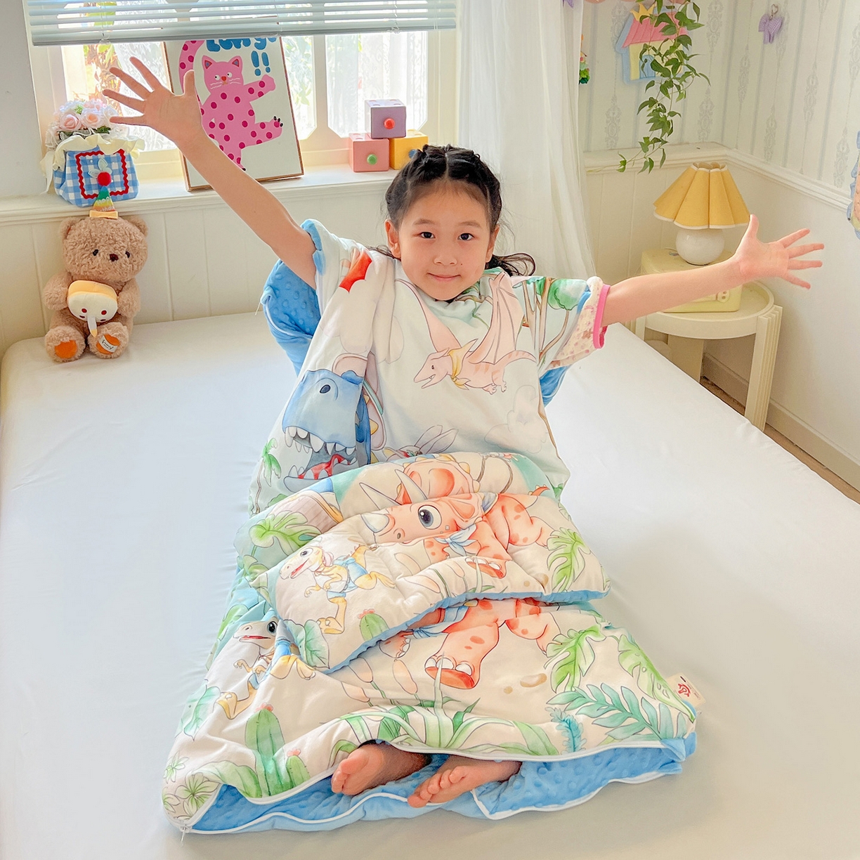 91家纺网 家纺一手货源 找家纺 沁童儿童用品店 2025新款小环抱MAX防踢被儿童被被子被芯 恐龙丛林冒险记