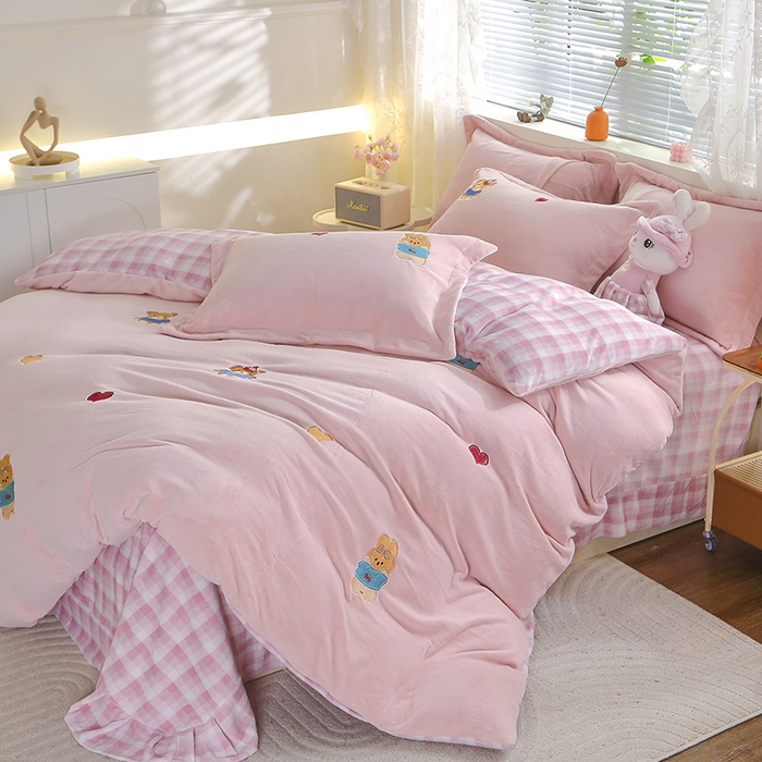 91家纺网 家纺一手货源 找家纺 美洲琳 2025新款卡通牛奶绒高克重四件套 小困熊-粉