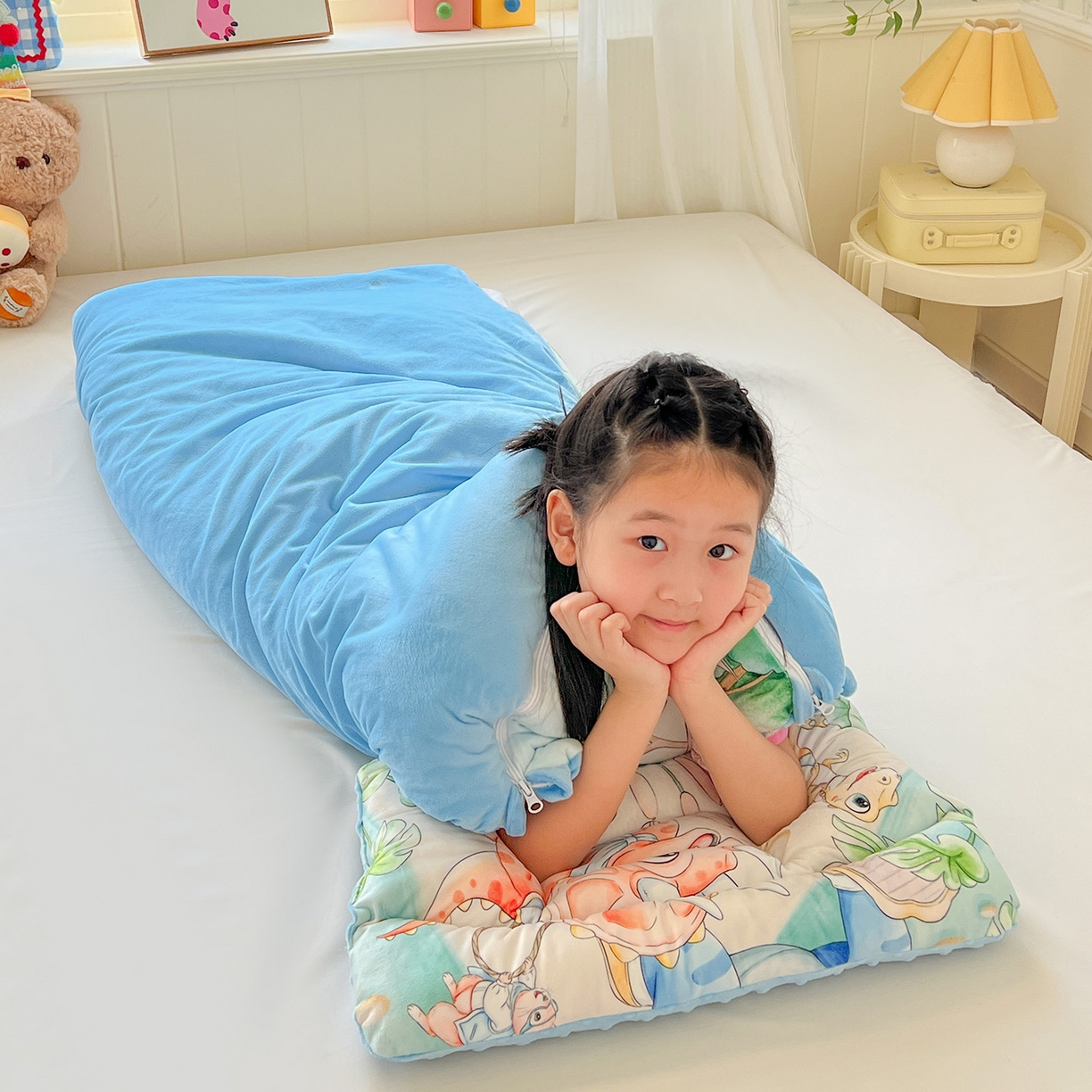 91家纺网 家纺一手货源 找家纺 沁童儿童用品店 2025新款小环抱MAX防踢被儿童被被子被芯 恐龙丛林冒险记