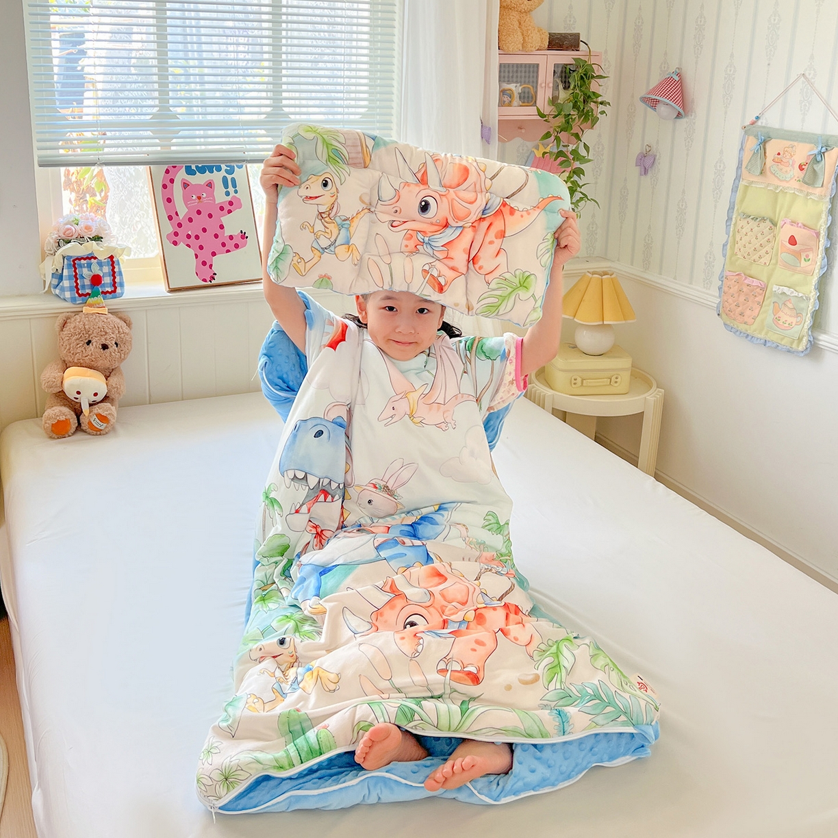 91家纺网 家纺一手货源 找家纺 沁童儿童用品店 2025新款小环抱MAX防踢被儿童被被子被芯 恐龙丛林冒险记