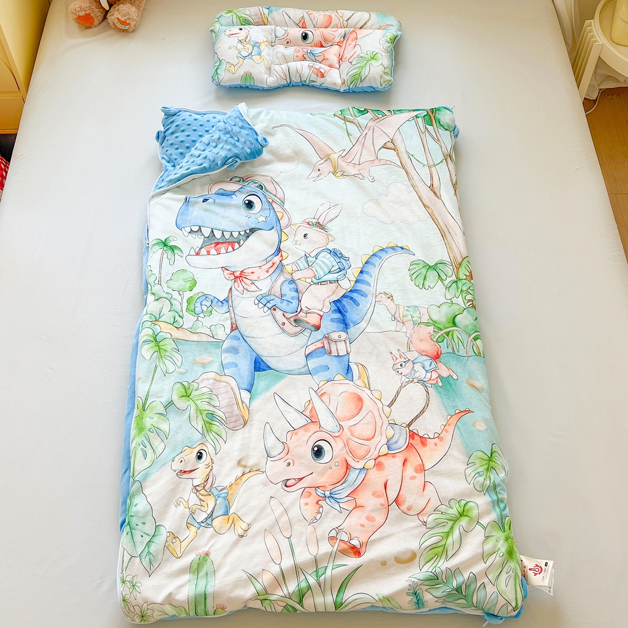 91家纺网 家纺一手货源 找家纺 沁童儿童用品店 2025新款小环抱MAX防踢被儿童被被子被芯 恐龙丛林冒险记