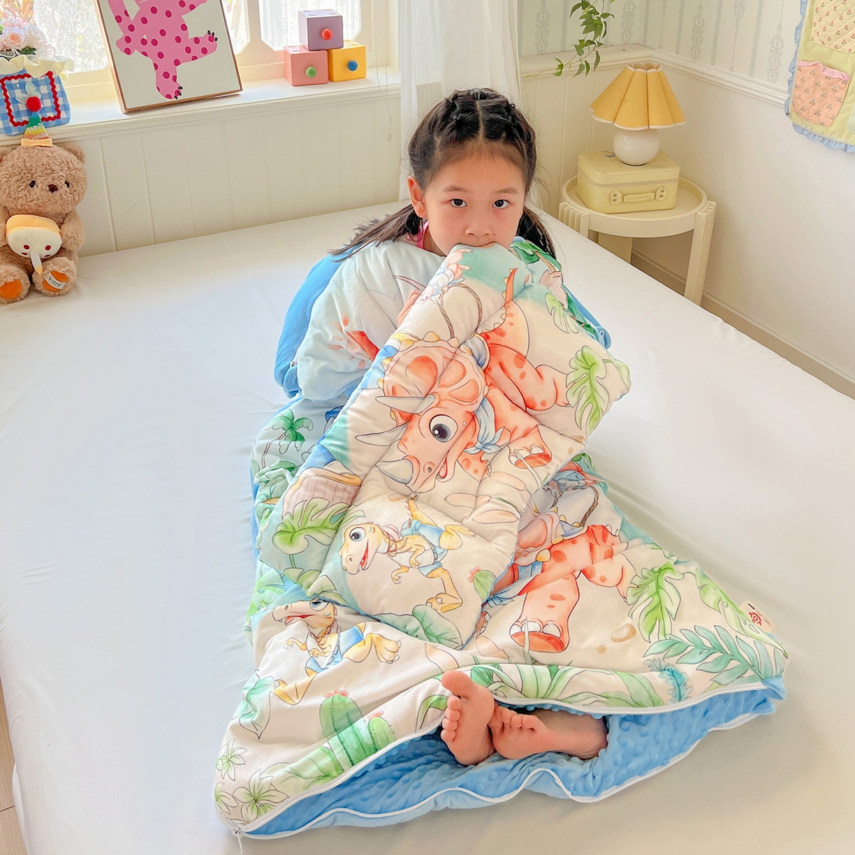 91家纺网 家纺一手货源 找家纺 沁童儿童用品店 2025新款小环抱MAX防踢被儿童被被子被芯 恐龙丛林冒险记