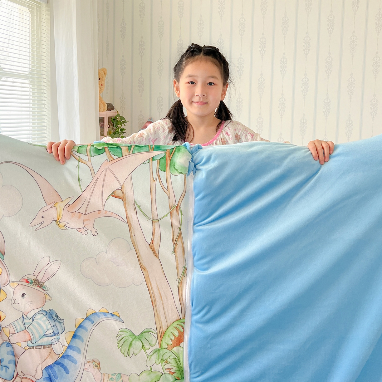 91家纺网 家纺一手货源 找家纺 沁童儿童用品店 2025新款小环抱MAX防踢被儿童被被子被芯 恐龙丛林冒险记