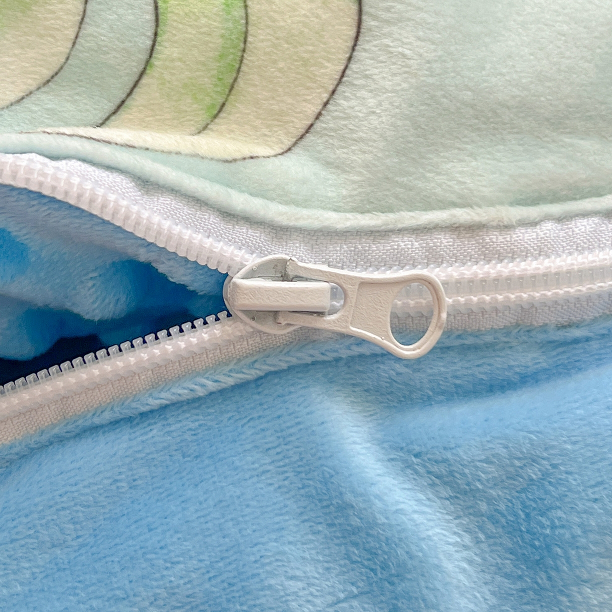 91家纺网 家纺一手货源 找家纺 沁童儿童用品店 2025新款小环抱MAX防踢被儿童被被子被芯 恐龙丛林冒险记