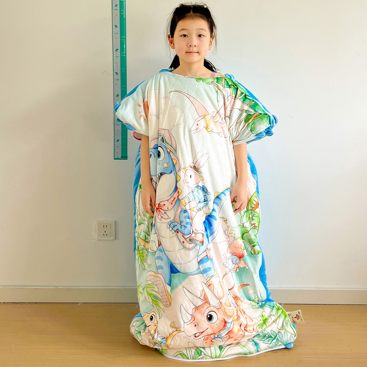 91家纺网 家纺一手货源 找家纺 沁童儿童用品店 2025新款小环抱MAX防踢被儿童被被子被芯 恐龙丛林冒险记