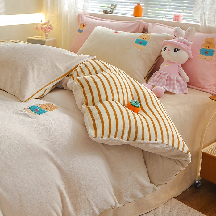 91家纺网 家纺一手货源 找家纺 美洲琳 2025新款卡通牛奶绒高克重四件套 小困熊-驼