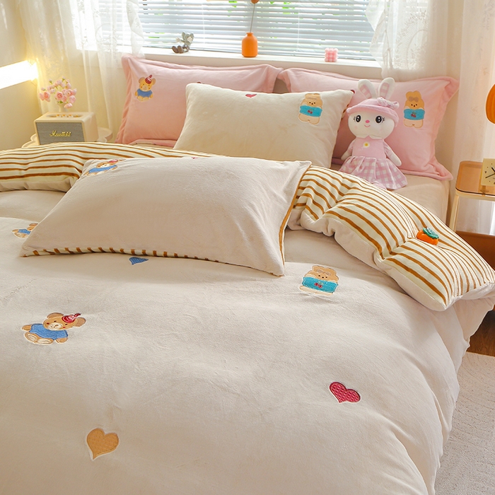 91家纺网 家纺一手货源 找家纺 美洲琳 2025新款卡通牛奶绒高克重四件套 小困熊-驼