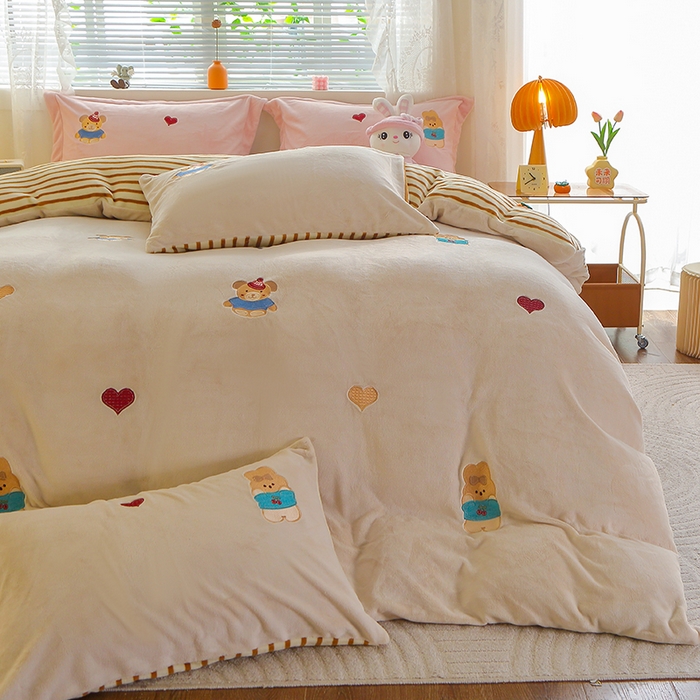 91家纺网 家纺一手货源 找家纺 美洲琳 2025新款卡通牛奶绒高克重四件套 小困熊-驼