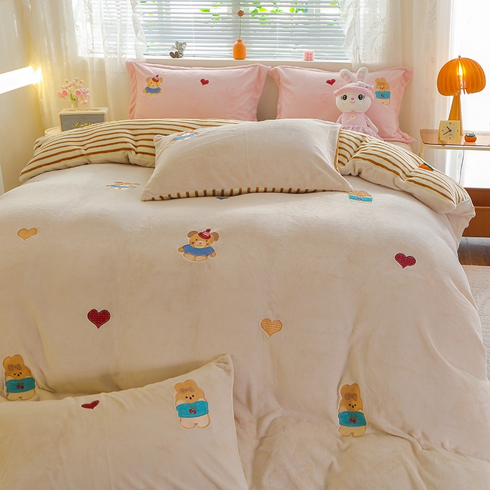 91家纺网 家纺一手货源 找家纺 美洲琳 2025新款卡通牛奶绒高克重四件套 小困熊-驼