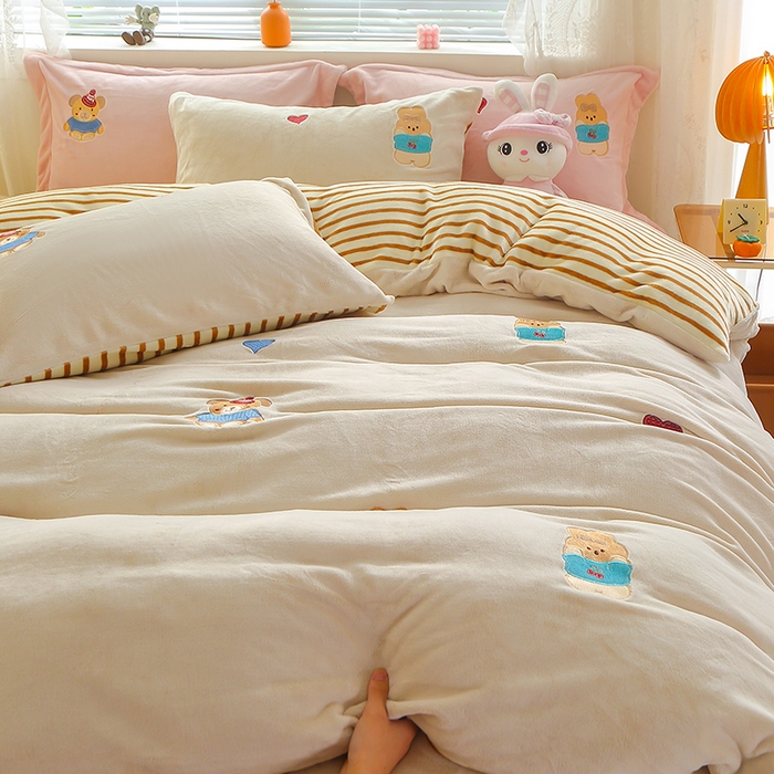 91家纺网 家纺一手货源 找家纺 美洲琳 2025新款卡通牛奶绒高克重四件套 小困熊-驼