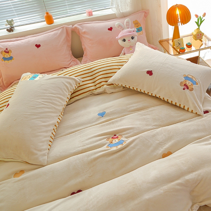 91家纺网 家纺一手货源 找家纺 美洲琳 2025新款卡通牛奶绒高克重四件套 小困熊-驼