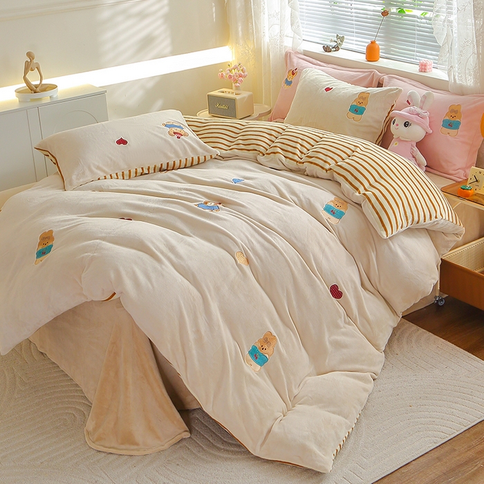 91家纺网 家纺一手货源 找家纺 美洲琳 2025新款卡通牛奶绒高克重四件套 小困熊-驼