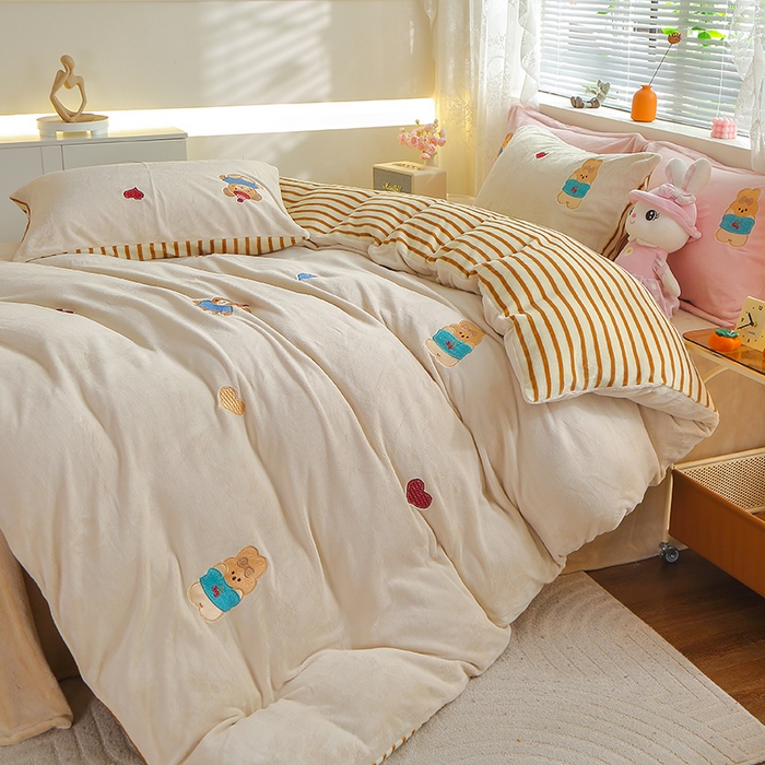 91家纺网 家纺一手货源 找家纺 美洲琳 2025新款卡通牛奶绒高克重四件套 小困熊-驼