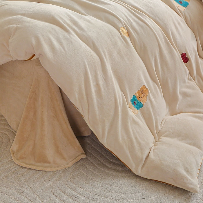 91家纺网 家纺一手货源 找家纺 美洲琳 2025新款卡通牛奶绒高克重四件套 小困熊-驼