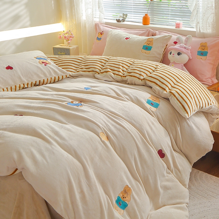 91家纺网 家纺一手货源 找家纺 美洲琳 2025新款卡通牛奶绒高克重四件套 小困熊-驼