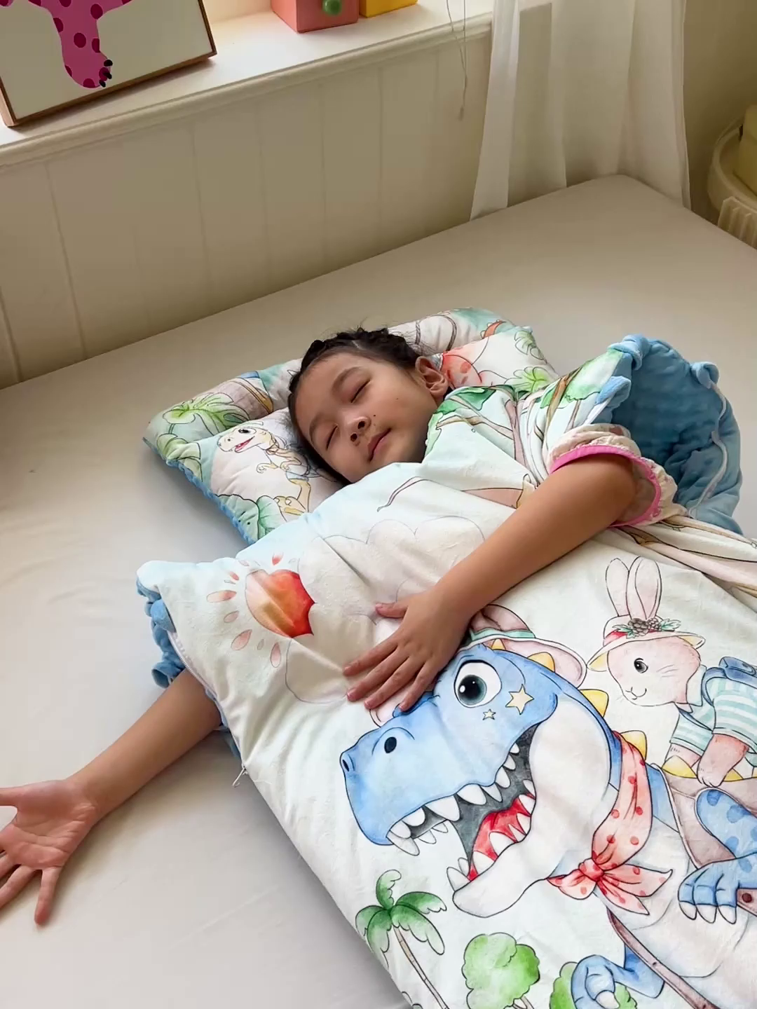 91家纺网 家纺一手货源 找家纺 沁童儿童用品店 2025新款小环抱MAX防踢被儿童被被子被芯 恐龙丛林冒险记