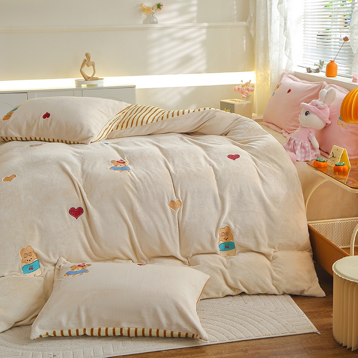 91家纺网 家纺一手货源 找家纺 美洲琳 2025新款卡通牛奶绒高克重四件套 小困熊-驼