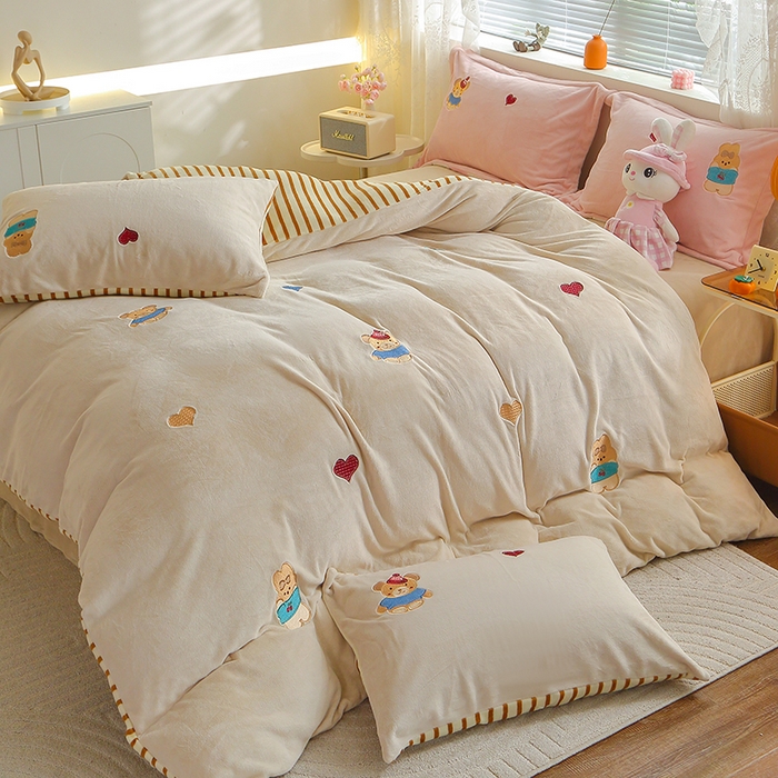 91家纺网 家纺一手货源 找家纺 美洲琳 2025新款卡通牛奶绒高克重四件套 小困熊-驼