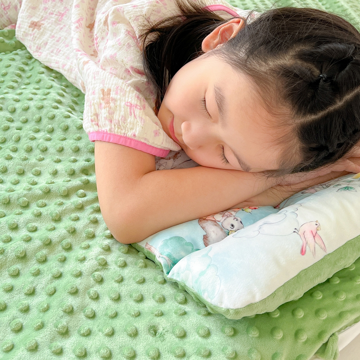 91家纺网 家纺一手货源 找家纺 沁童儿童用品店 2025新款小环抱MAX防踢被儿童被被子被芯 农场乐园