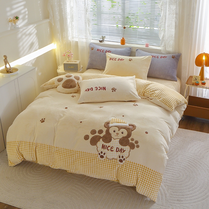 91家纺网 家纺一手货源 找家纺 美洲琳 2025新款卡通牛奶绒高克重四件套 熊暖暖-米黄